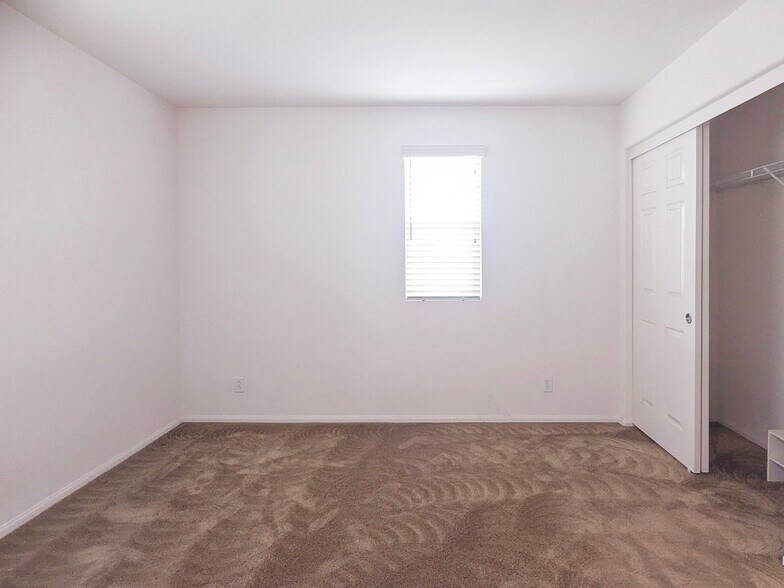 Building Photo - 936 Lilac Ln