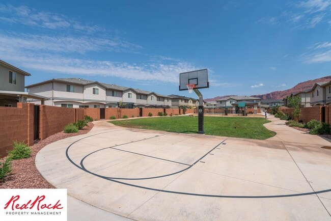 Building Photo - Beautiful townhome in desirable neighborho...