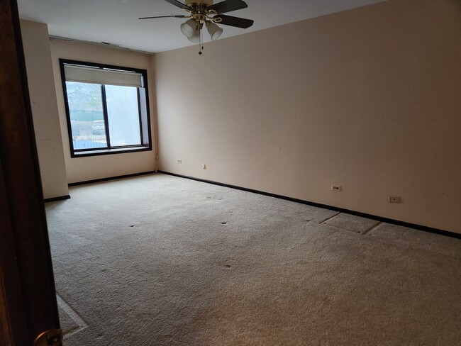 Building Photo - 9242 Gross Point Rd