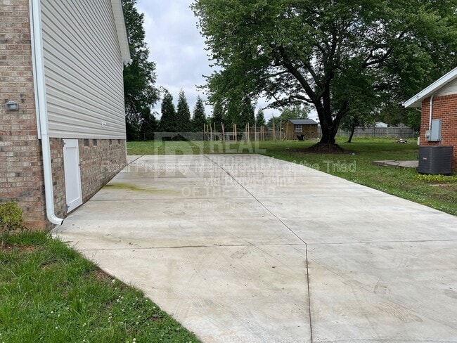 Building Photo - 206 Hassellwood Dr