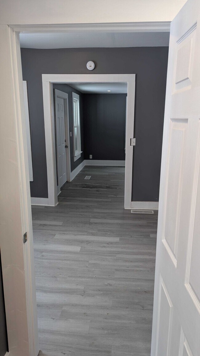 Building Photo - 812 E 3rd St