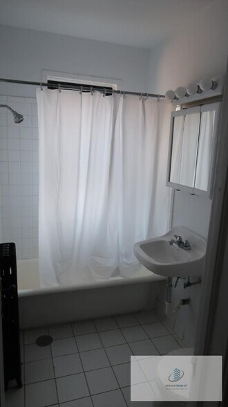 Building Photo - 1712 W Albion Ave