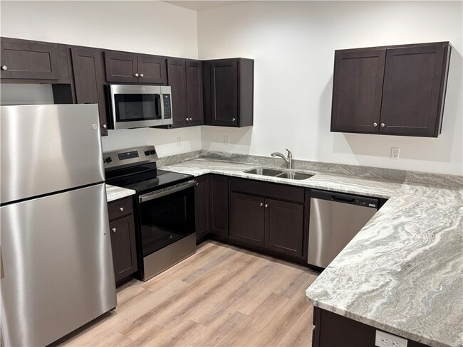 Building Photo - 2553 Sycamore Ave