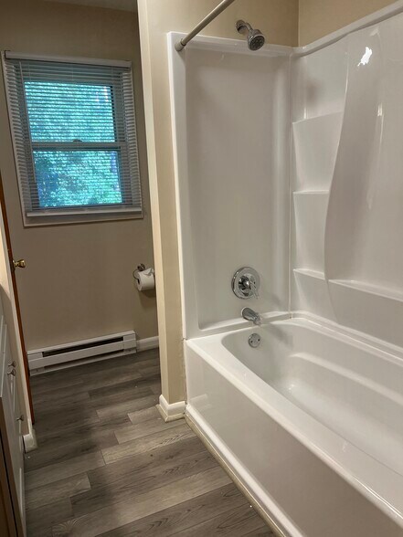 Building Photo - 729 Low St