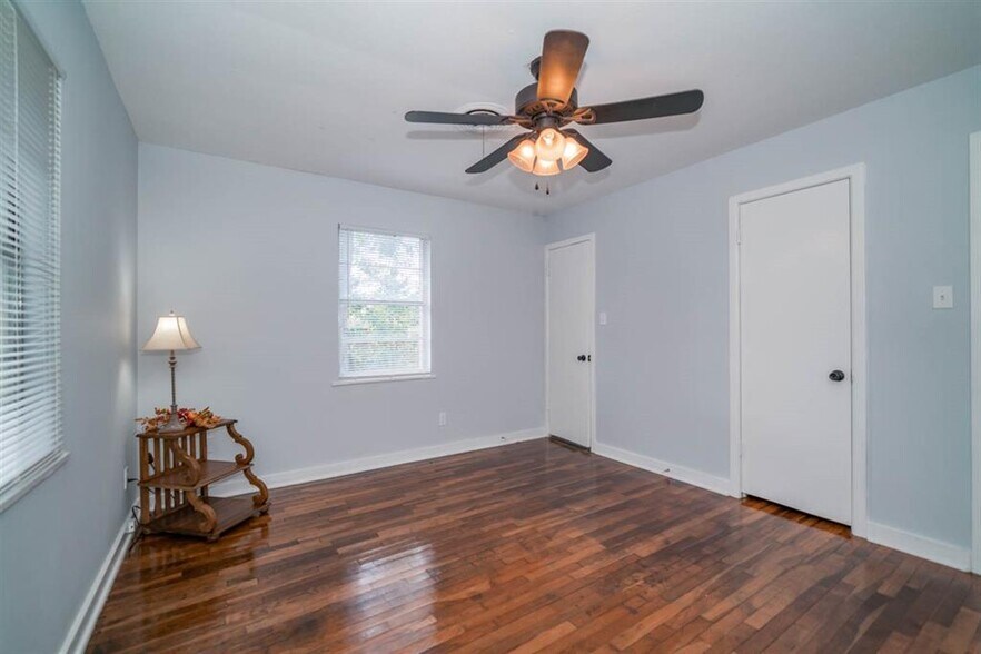 Master BR - 812 Glencrest Ln