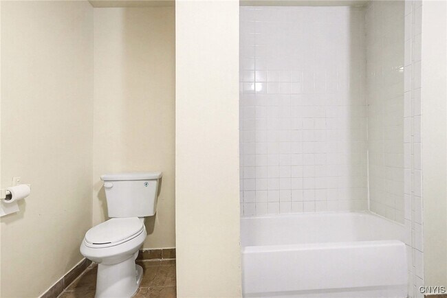 Building Photo - 302 Kellogg St