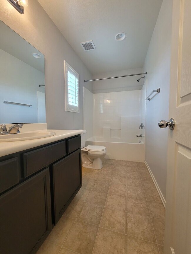 Building Photo - Modern 2-Story 4-Bedroom Home in Jurupa Va...