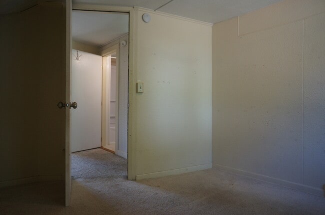 Building Photo - AVAILABLE JUNE - 5 Bed 2 Bath In East Hillside