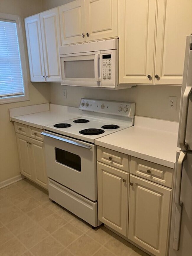 Building Photo - 705-D