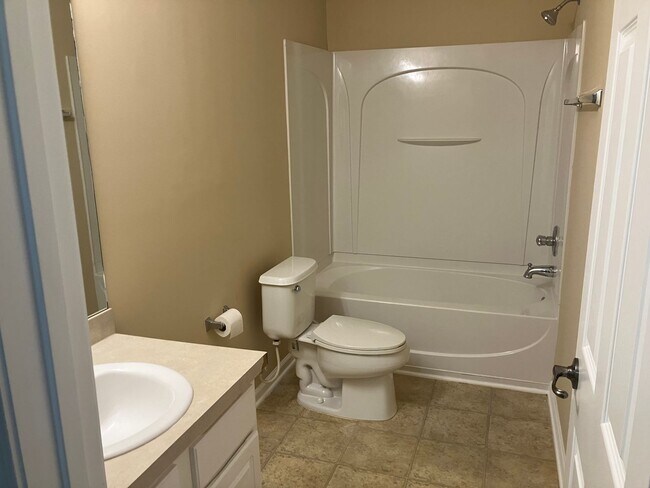 Building Photo - 3BR / 2.5 BA  At Bluffton Park