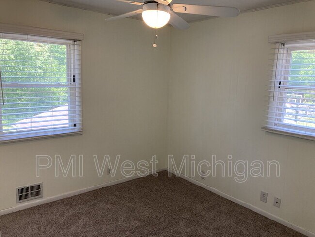 Building Photo - 1013 Worcester Dr NE
