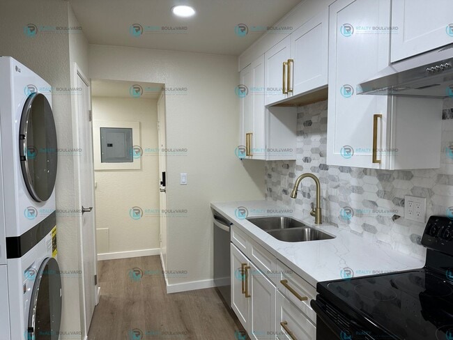 Building Photo - Newly Renovated downstairs Condo