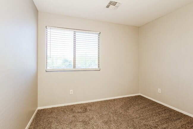 Building Photo - 12938 W Fleetwood Ln