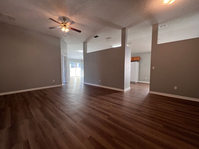 Building Photo - Oakleaf - Four Bedroom