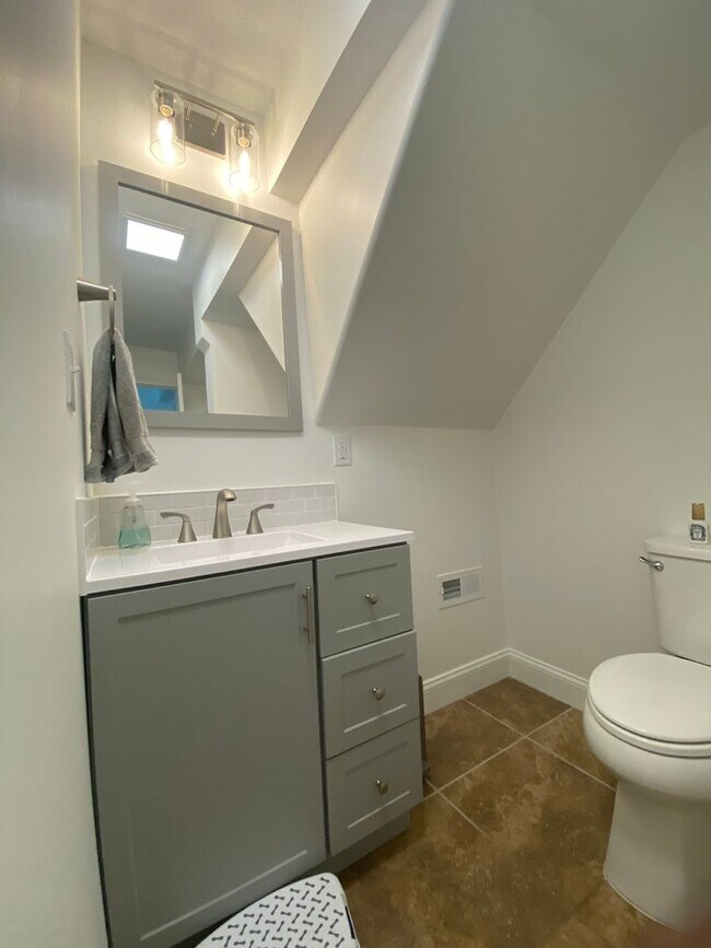 Building Photo - Beautiful Executive Style Home in the Stun...