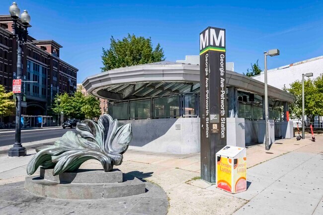 Building Photo - 809 Otis Pl NW