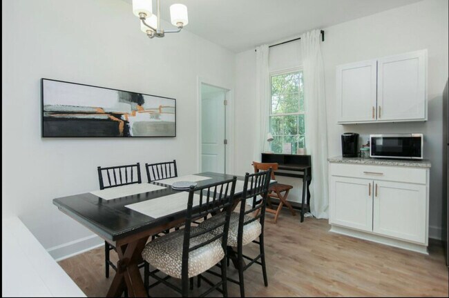 Building Photo - 452 Riverland Dr