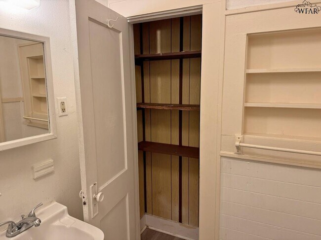 Building Photo - 1661 1/2 Collins Ave