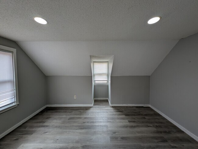 Building Photo - 12084 Vaughan St