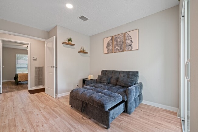 Building Photo - 2523 Village Oak Dr.