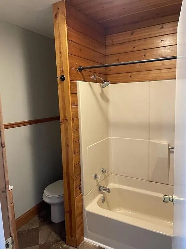 Building Photo - 3-bedroom, 1 full bath Victorian home in Newport, PA