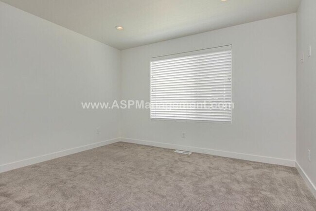 Building Photo - Salt Lake- High-End  3 bed, 3.5 bath Condo