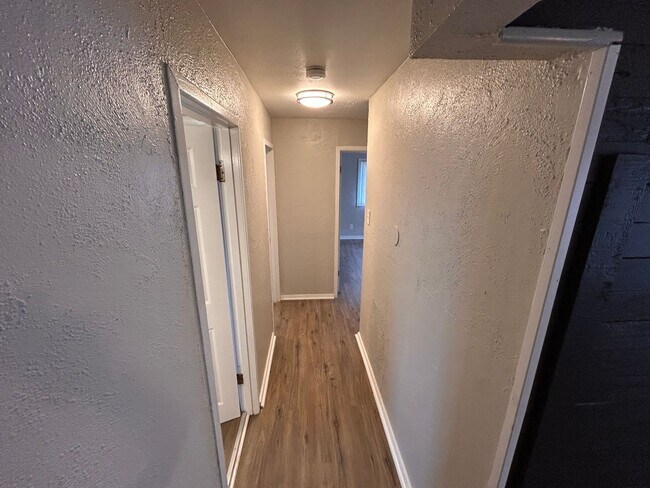 Building Photo - Easy and Breezy on Lakeview **1/2 Off 1st Month's Rent**