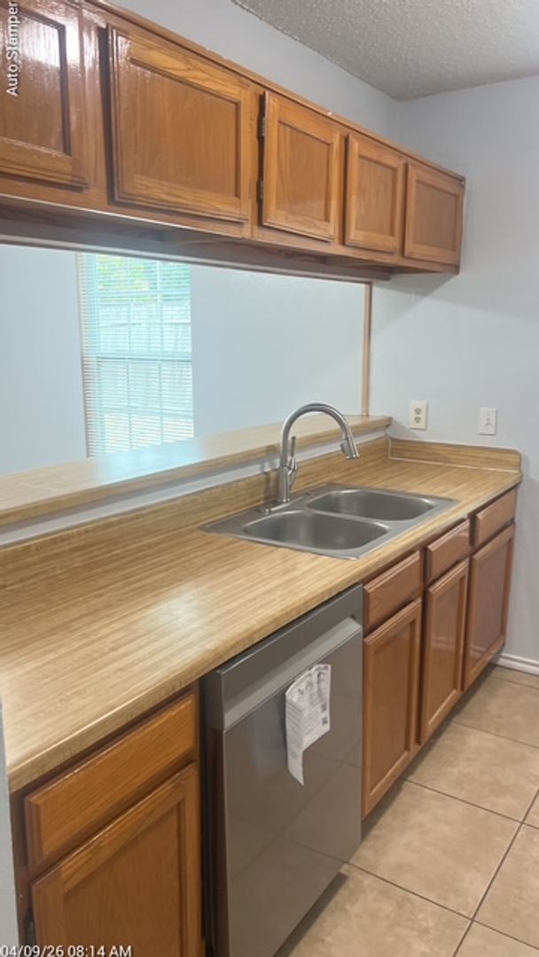 Building Photo - 501 Lantana Dr