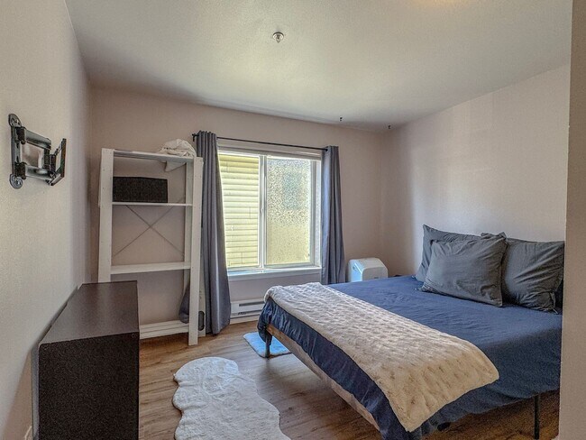 Building Photo - Top Floor Northgate 2 bed/2 bath Condo, $2...
