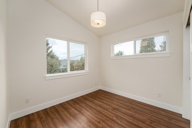 Building Photo - 5532 NE 31st Ave