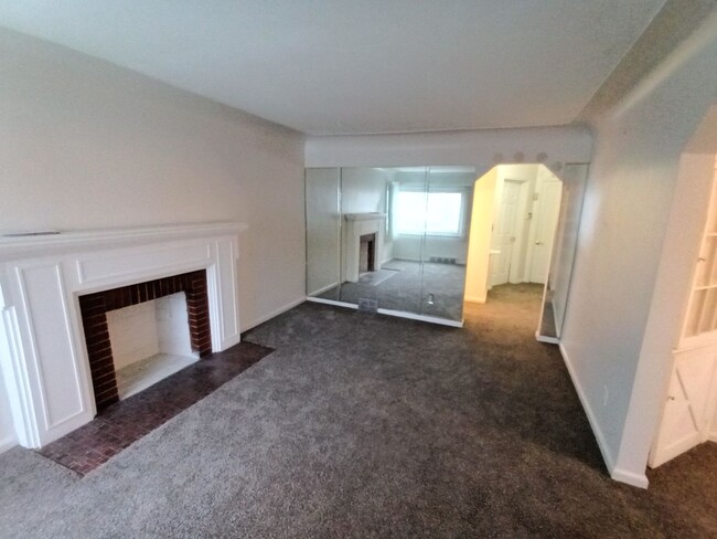 Building Photo - 3 bedroom 1 bathroom on the Westside NOW A...