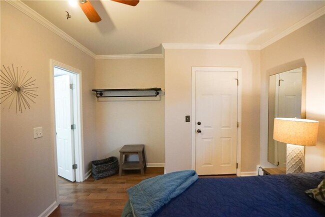 Building Photo - 603 Thames St