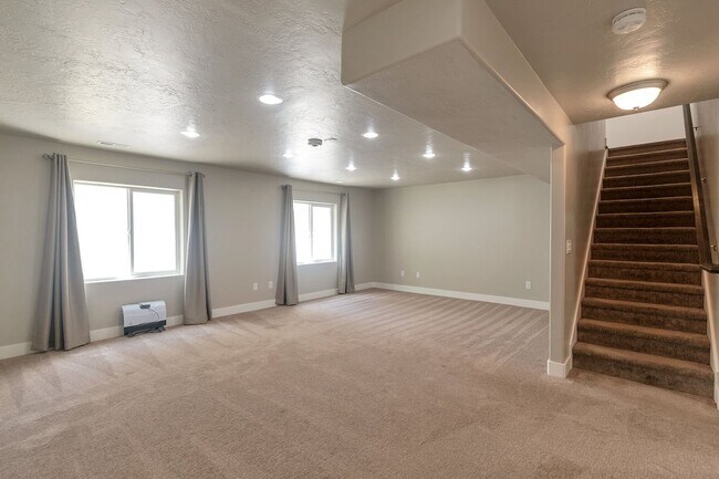 Building Photo - Available Now | American Fork, UT | 5 Bed | 3 Full Bath | Single-Family Home