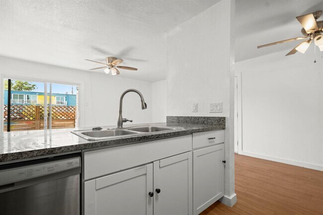 Building Photo - 300 E Croslin St