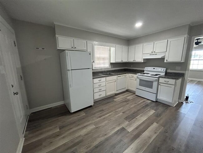 Building Photo - Charming and Affordable Downstairs Duplex ...
