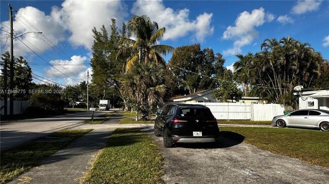 Building Photo - 4548 SW 33rd Ave