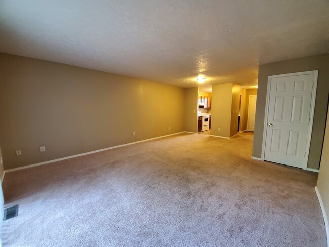 Building Photo - 4 bedroom, 2 bathroom duplex.