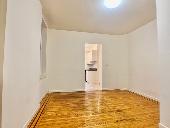 Building Photo - 106 11th St