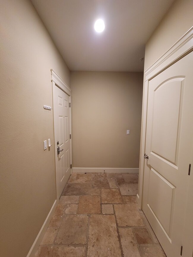 Building Photo - Contemporary Condo in Johns Landing