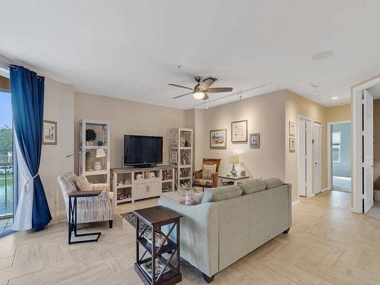 Living Room - 5020 Fairways Cir