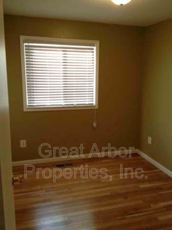 Building Photo - 741 Dorset Ave