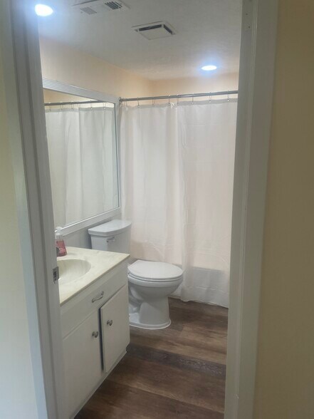 Hallway bath - 1500 S Diamondhead Blvd