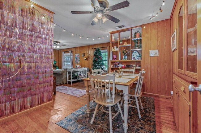 Building Photo - AVAILABLE NOW--- 3 Bed, 1.5 Bath in Eastgate