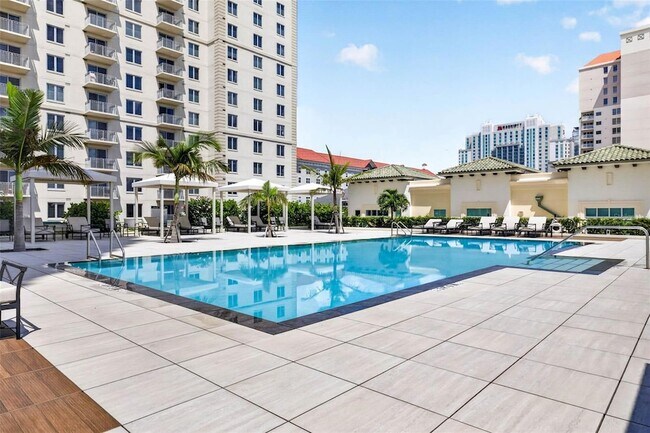 Building Photo - 450 Knights Run Ave