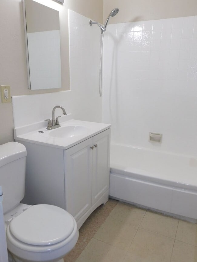 Building Photo - 4BD/2BA In La Mirage. Large Backyard!