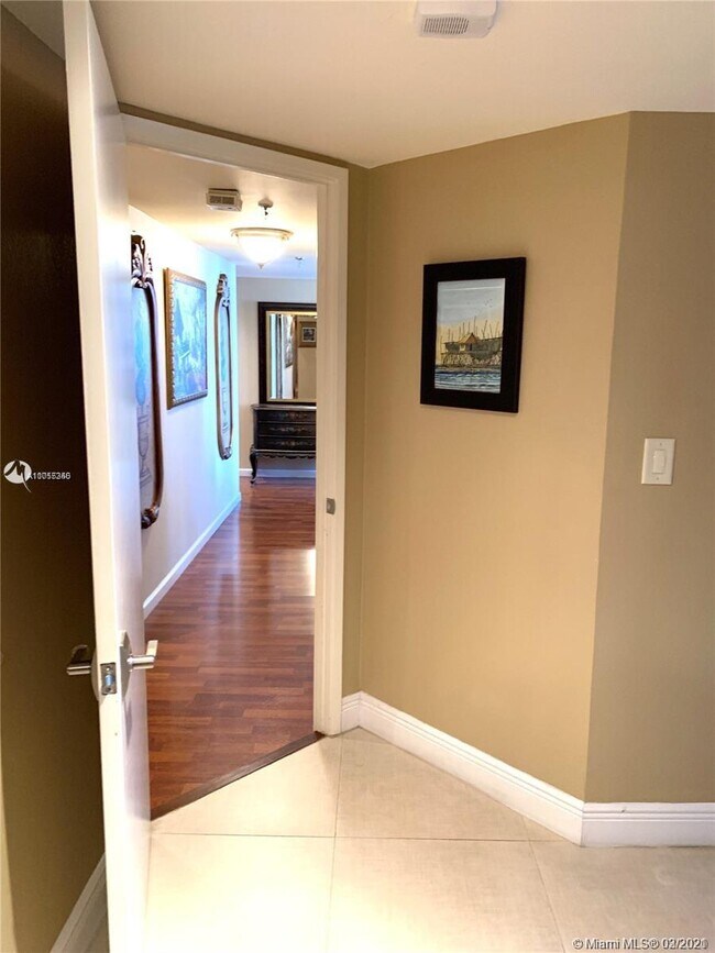Building Photo - 520 Brickell Key Dr