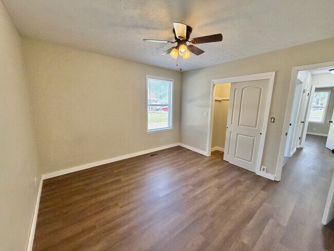 Building Photo - 904 Race Dr