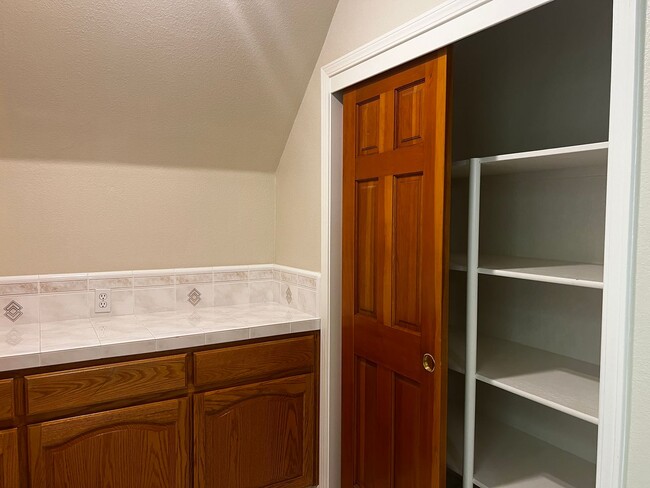 Building Photo - MORGAN HILL Expansive 6 bedroom, 4.5 bathroom home