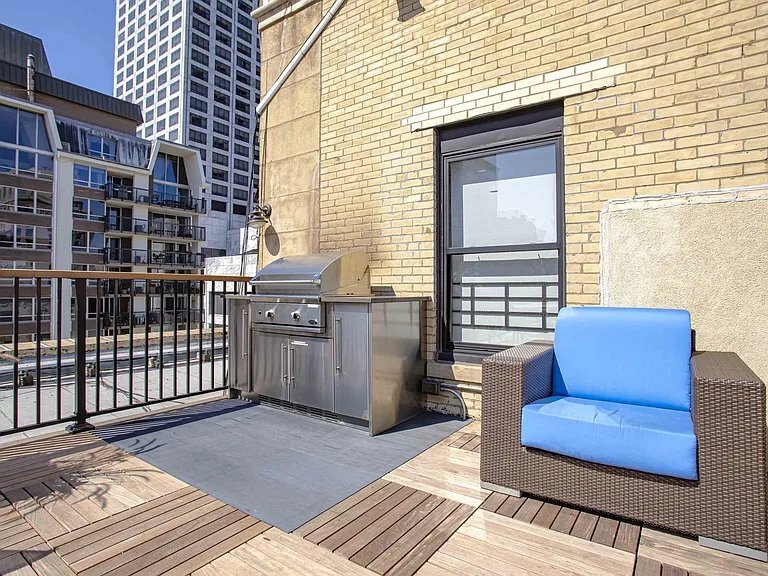 Building Photo - 208 E Chestnut St