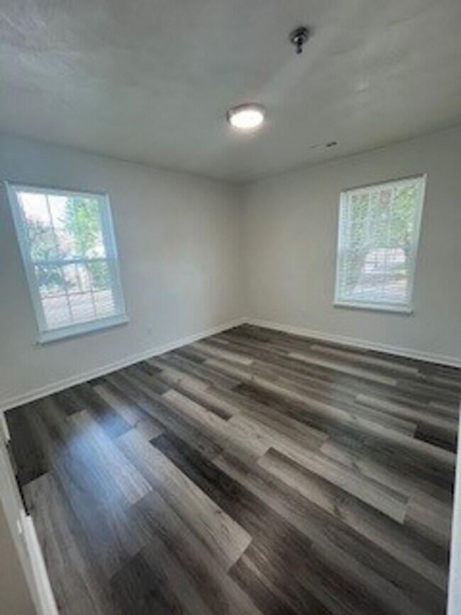 Building Photo - $1180 for Newly Renovated 1 bedroom in a 4...